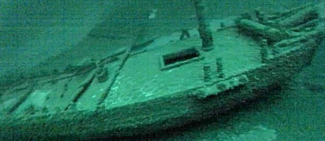 Retirees have found an incredible, 200-year-old shipwreck at the bottom of Lake Ontario